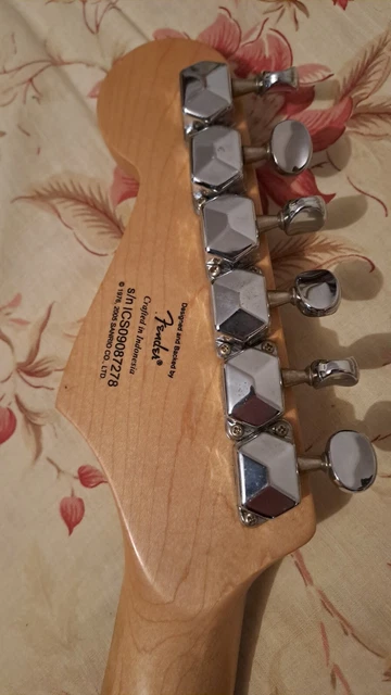Mini guitare électrique noire Squier by Fender HELLO KITTY Stratocaster vendeur américain 2