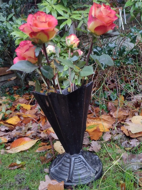 Vaso per tomba vintage pesante (3 kg) in ghisa.: morte funebre