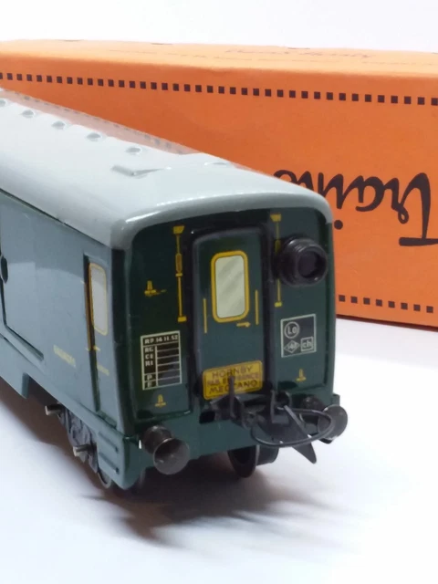 HORNBY HACHETTE O série M WAGON VOYAGEUR EST 1ere + RAILS Neuf blister