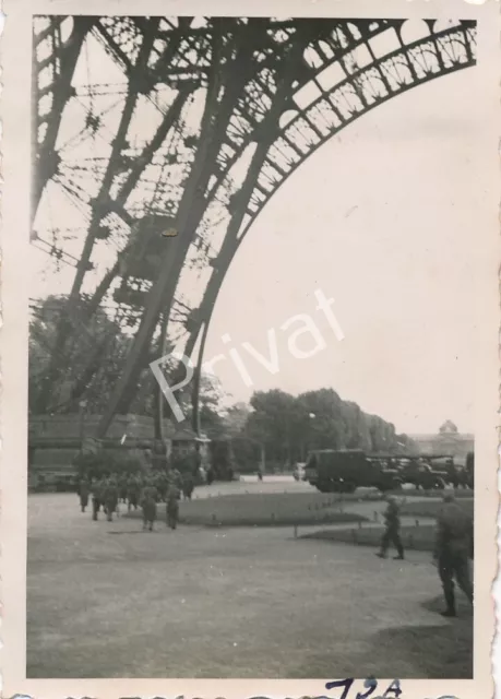 Photo Wk II Armed Forces Soldiers Truck Troops Tour Strap Eiffel Paris France