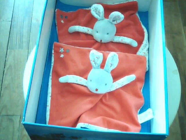 Doudou 5835 / Lot De 2 Plat Lapin "Obaibi Okaidi" Gris/Rouge - Etoiles
