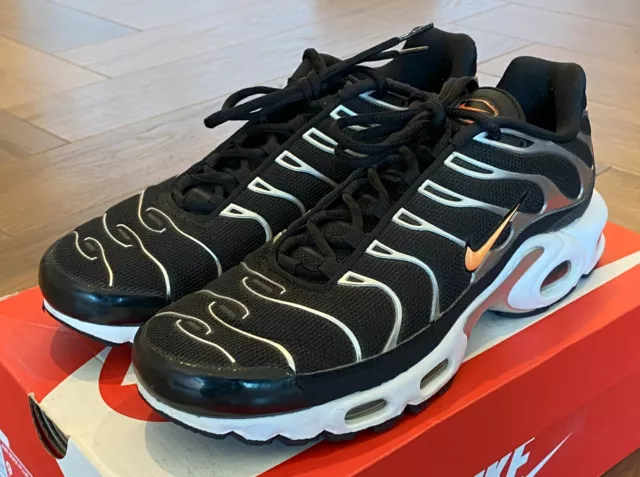 Air max plus black deals dark grey hyper crimson