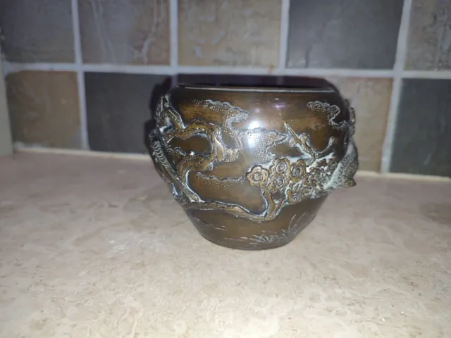 Ancien petit pot en bronze epoque Meiji décor  en relief  Japon Asie Signé 3