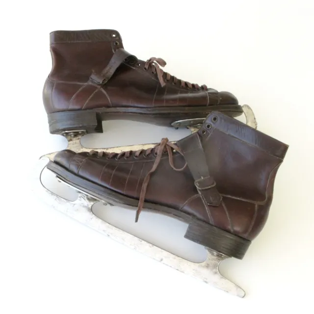 Très ancienne paire de patins à glace en cuir très fin LEON PAYOT CHAMONIX -