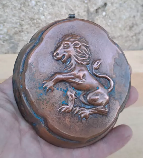 Ancien petit Moule à gâteaux en cuivre à suspendre décor Lion Chimère