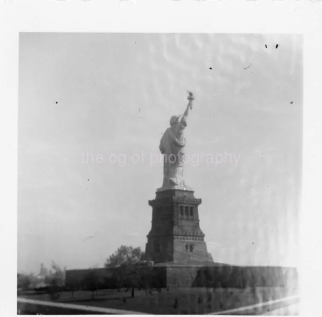 STATUE OF LIBERTY Vintage FOUND PHOTO b+w Snapshot NEW YORK 39 LA 91 M