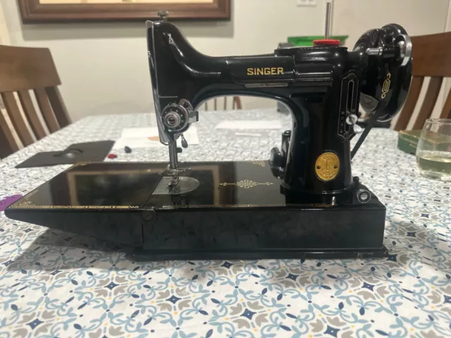 SINGER 221 Featherweight Sewing Machine