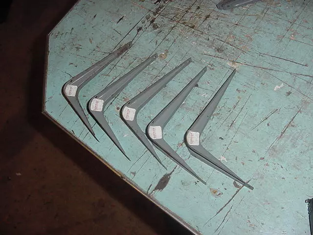 VINTAGE IRON SHELF BRACKETS 5 1/2 x 4 1/4 LOT OF 5 METAL SHELVES 70s 80s GAMBLES