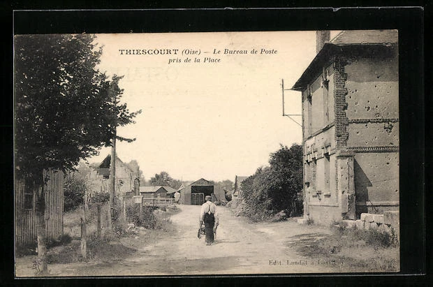 CPA Thiescourt, Le Bureau de Poste pris de la Place