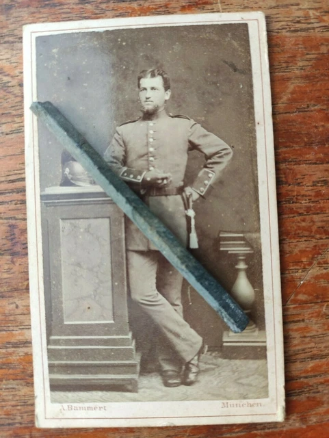 antik Foto CdV Karte Soldat Uniform Helmbusch  um 1890  München Foto Bammert