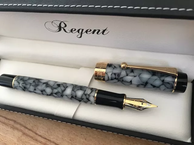 Très belle plume sur STYLO PLUME laqué gris granit REGENT avec coffret