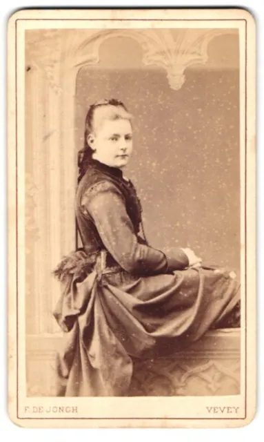 Fotografie F. de Jongh, Vevey, Portrait junge Dame im modischen Kleid