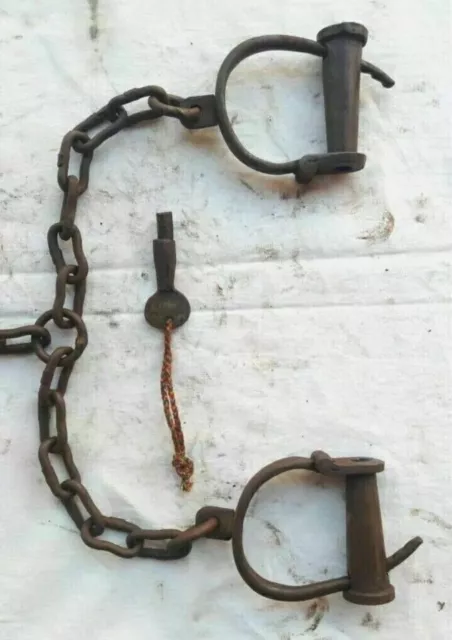 Antike schwere Eisen-Langkette. Antike, alte, seltene Menottes à verrouillage 3