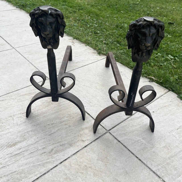 Paire de chenets aux têtes de lion - Chenêts, landiers
