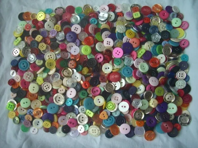 CLEARANCE JOB LOT ASSORTED  COLOURED MIXED  BUTTONS  APP 355 gr  FREE P&P