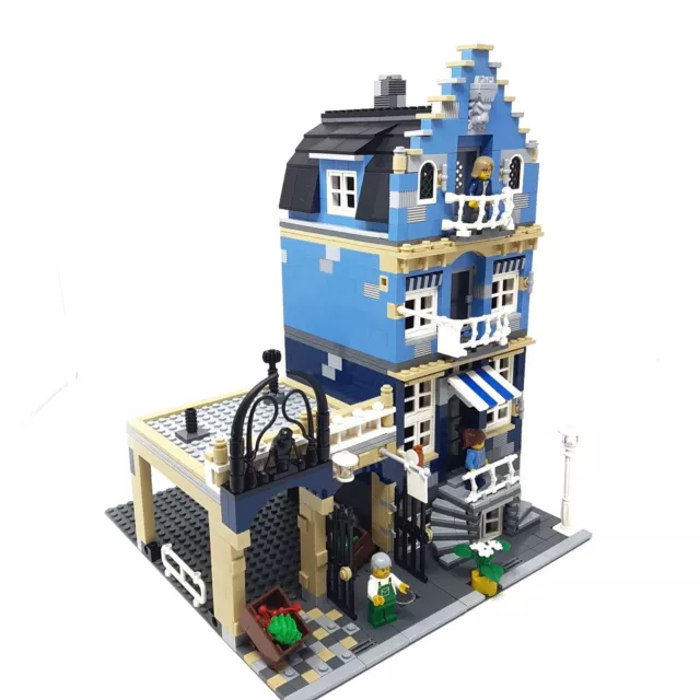 10190 Lego Market Street. Modular building with 100% Lego pieces and minifigs.