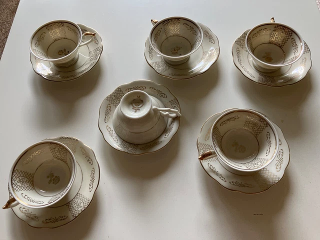 Bellissimo servizio da caffè con tazzine e piattini 
