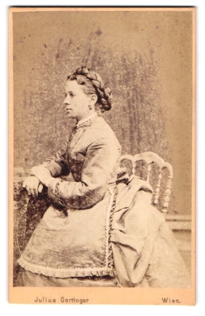 Fotografie Julius Gertinger, Wien, Margarethenstr. 28, Junge Dame im Kleid mit