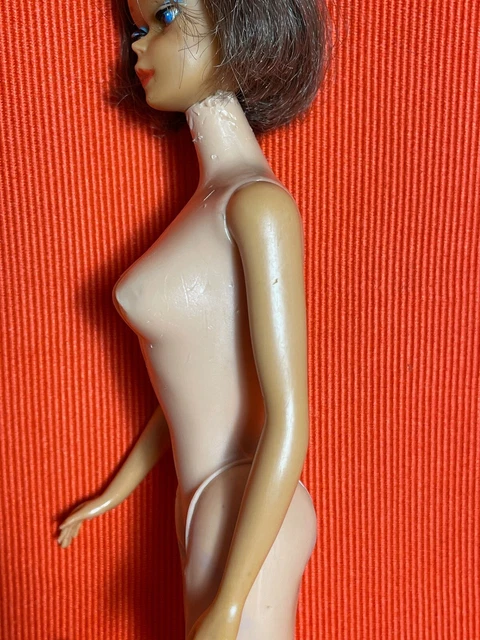 Ancienne poupée mannequin Barbie et une tenue des années 70 9