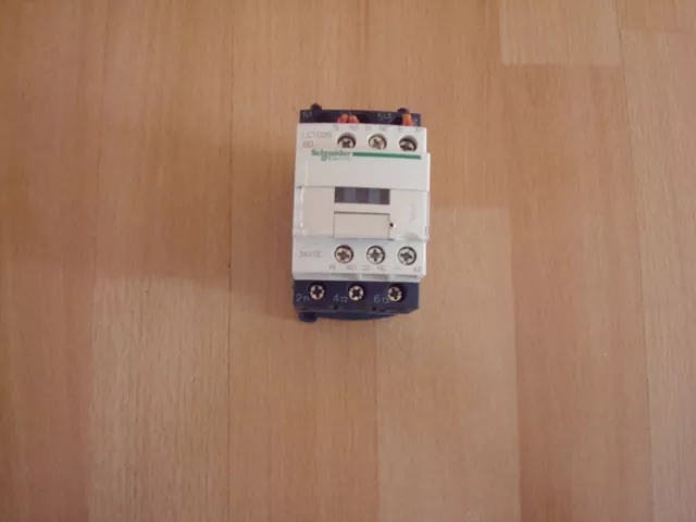 Schneider Contactor - LC1D09 - BD - 400V/24V DC