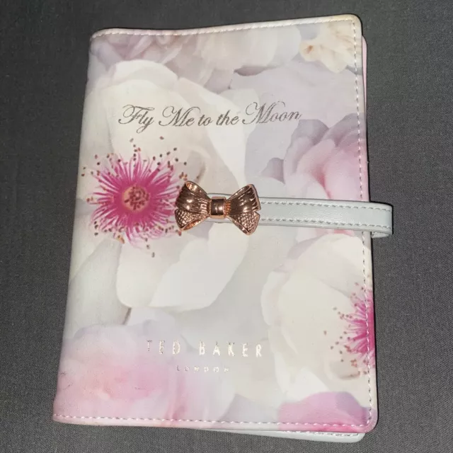 Portapasaportes TED BAKER Fly Me To The Moon y bolígrafo oro rosa 99p