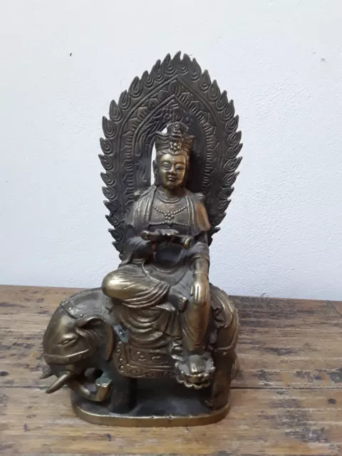 Asiatische Figur Bronze Messing Gottheit mit Feuerkranz auf Elefant sitzend