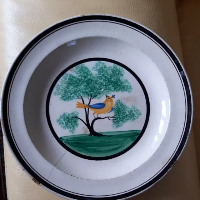 Rare et belle assiette en faience de Forges les Eaux.