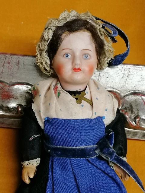 Poupée ancienne en porcelaine avec vêtements originaux // Mark D 8/0 - Canada
