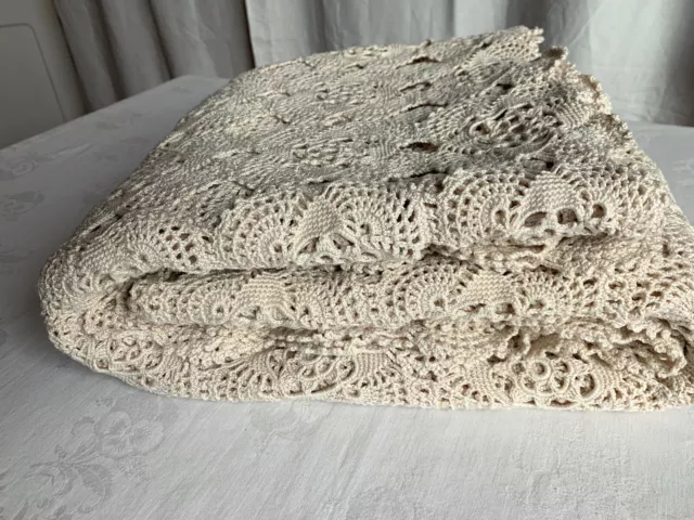 ANCIEN COUVRE-LIT ou DESSUS DE TABLE, SUR-NAPPE au CROCHET- COTON - 220 x 230 cm