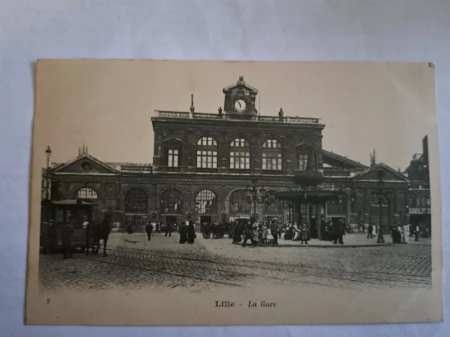 CPA Lille la Gare très animée dept-59 format