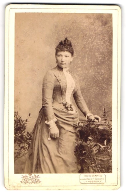 Fotografie August Wilcke, Innsbruck, Rudolfstrasse 3, Junge Dame in zeitgenössi