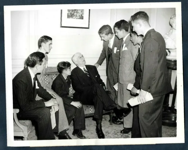 ELDER STATESMAN BERNARD BARUCH & YOUNG FOREIGN DELEGATES NY 1948 VTG Photo Y 133