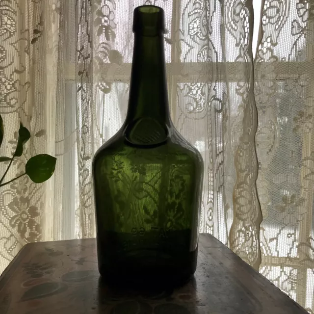 WM. Sanderson & Son Ltd Scotland VAT 69 Vintage Green Liquor Bottle