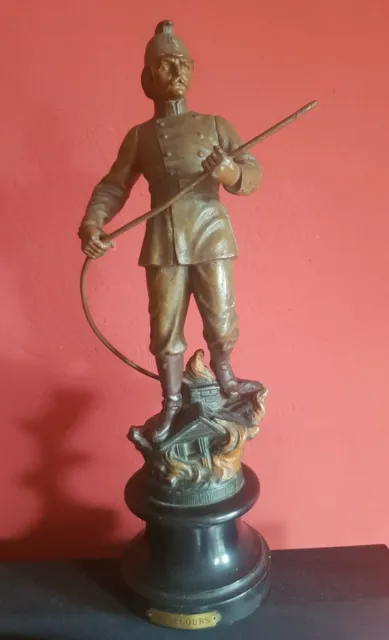 Große alte Figur Feuerwehrmann mit Spritze, Metall auf Holzsockel ca. 1850/70