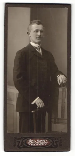 Fotografie Emil Hoppe, Hartmannsdorf, Portrait stattlicher junger Mann im Anzug