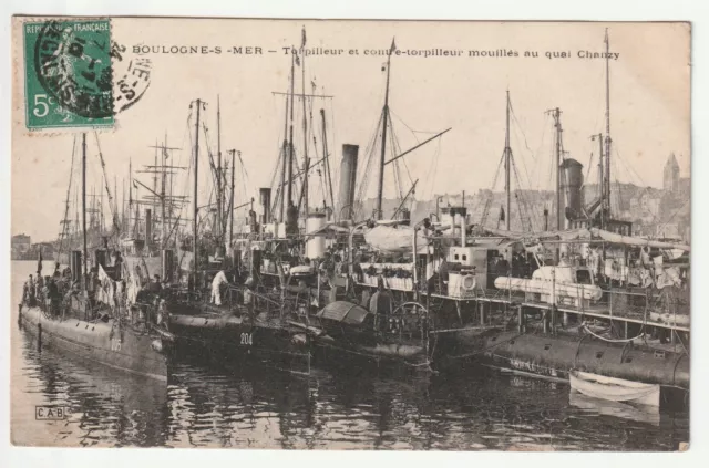 BOULOGNE SUR MER - Pas de Calais - CPA 62 - Le Port - Bateaux Torpilleurs Quai