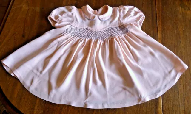 POUPÉE - Robe ancienne de grande poupée en crêpe rose et smocks bleus