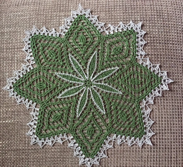 Häkeldeckchen in dunkelgrün - silber ca. 32 cm Handarbeit