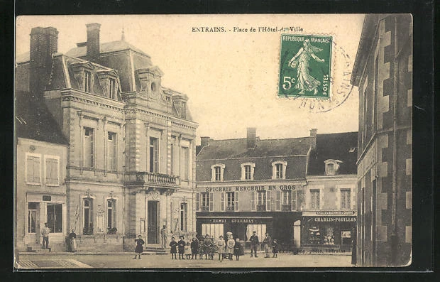 CPA Entrains, Place de l´Hotel-de-Ville