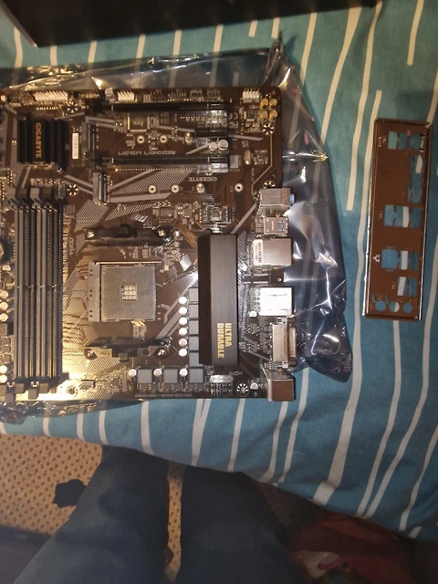 Carte Mère Gigabyte B550M DS3H - MATX AM4 AMD B550, Dual M.2, PCIe 4.0, HDMI, DDR4 - Idéale Pour Ryzen