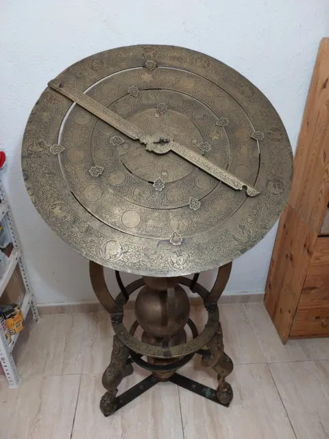 Gran astrolabio de latón, de origen árabe y de la cultura musulmán