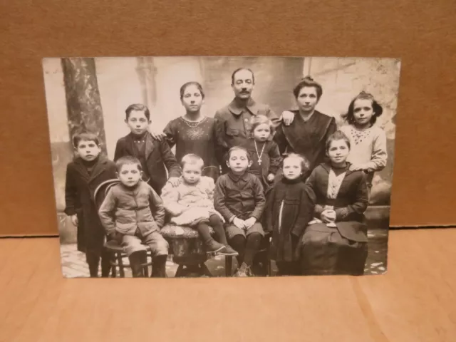 CARTE PHOTO FAMILLE NOMBREUSE parents et 10 enfants