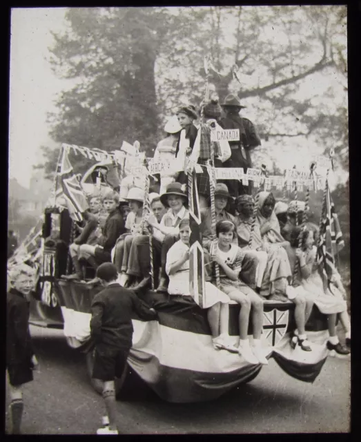 Glass Magic Lantern Slide CHILDREN ON CARNIVAL FLOAT C1930 PHOTO