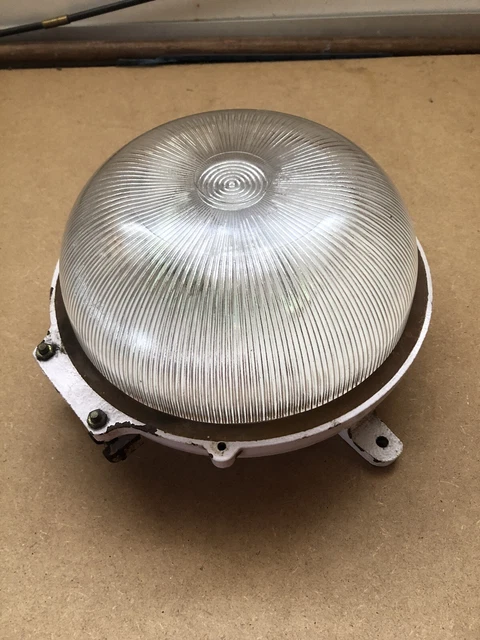 ancienne lampe Applique hublot coursive atelier usine Industriel fonte