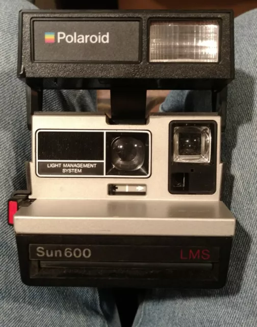 Cámara fotográfica instantánea vintage Polaroid Sun 600 LMS con correa negra