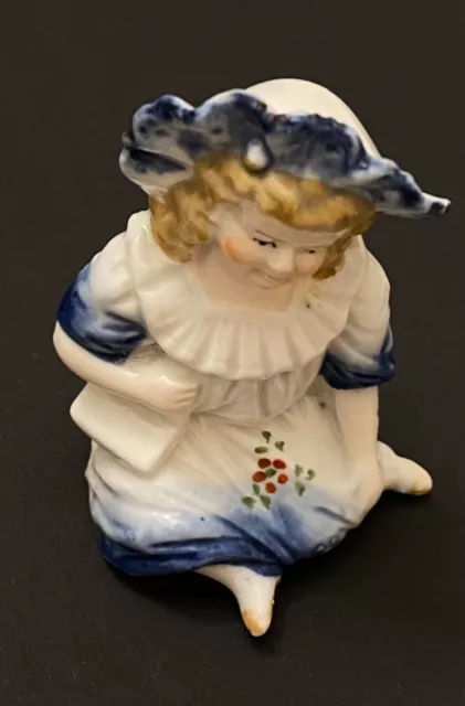 Sehr alte Porzellanfigur, Biedermeier (Jugendstil?), Mädchen, ca.10 cm, Nachlass 2