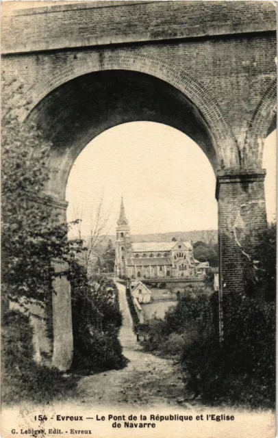CPA ÉVREUX - Le Pont de la République et l'Église de Navarre (297027)