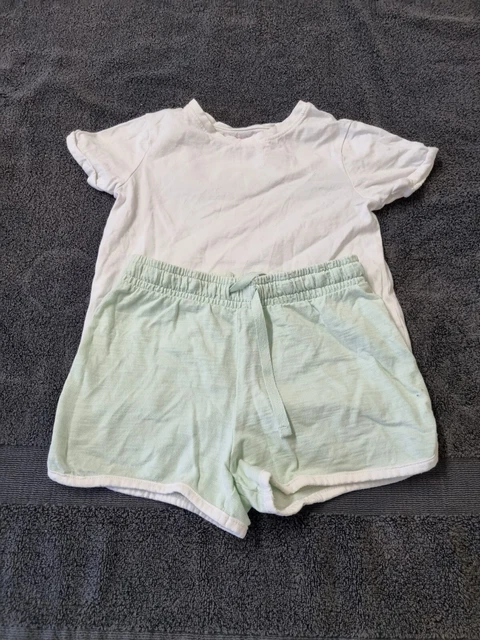 T-shirt a maniche corte per bambina verde, pantaloncini e bianche di Next age 6 anni