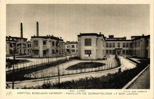 Ancienne Carte Postale Lyon – École D'Infirmières Face à L'hôpital Edouard-Herriot