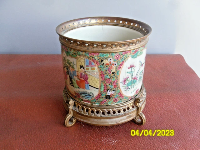 cache-pot en  porcelaine de Chine,Canton.XIX°.D : 13.5 x 13 cm.